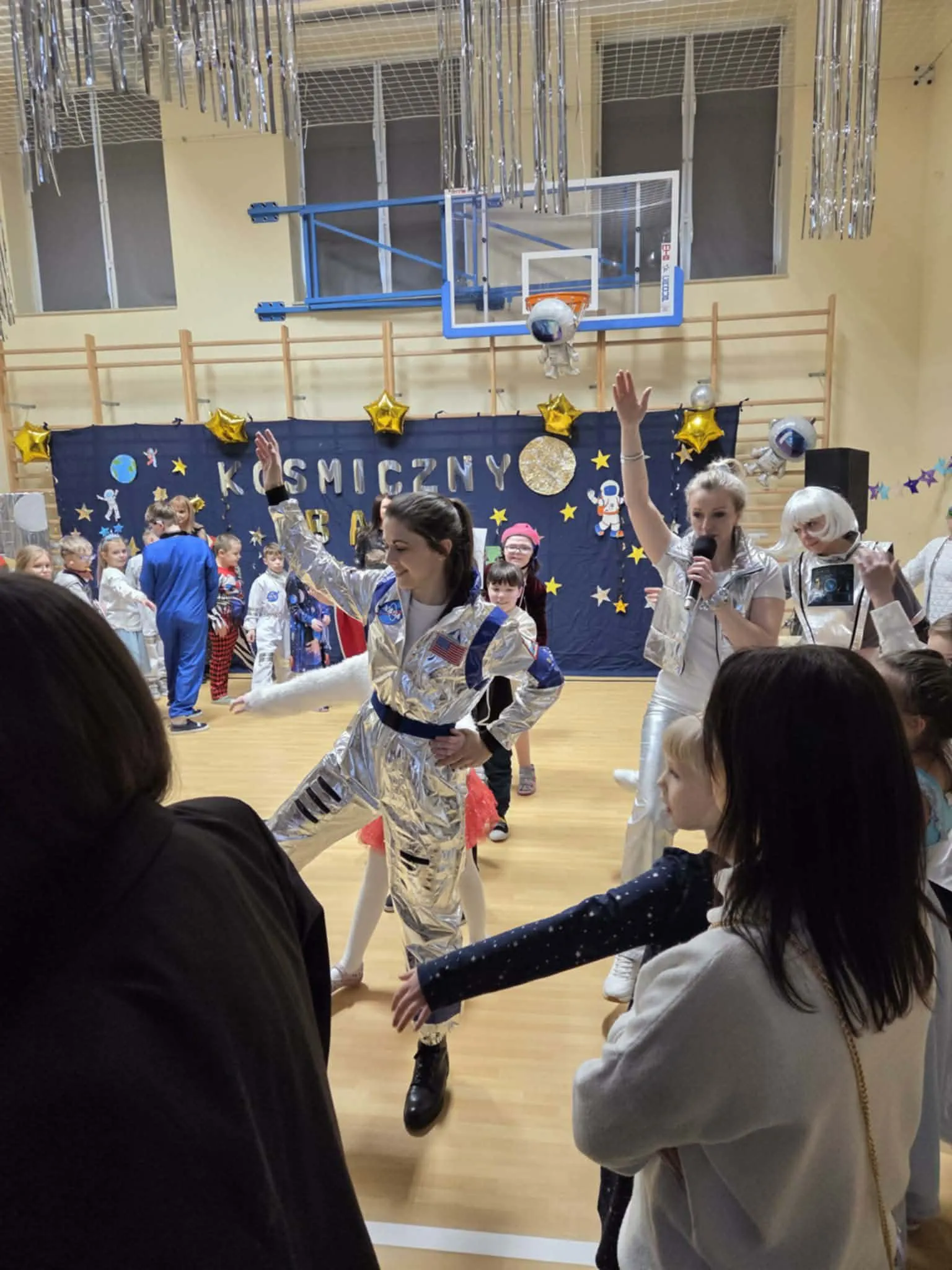 Uczniowie podczas balu karnawałowego na sali gimnastycznej