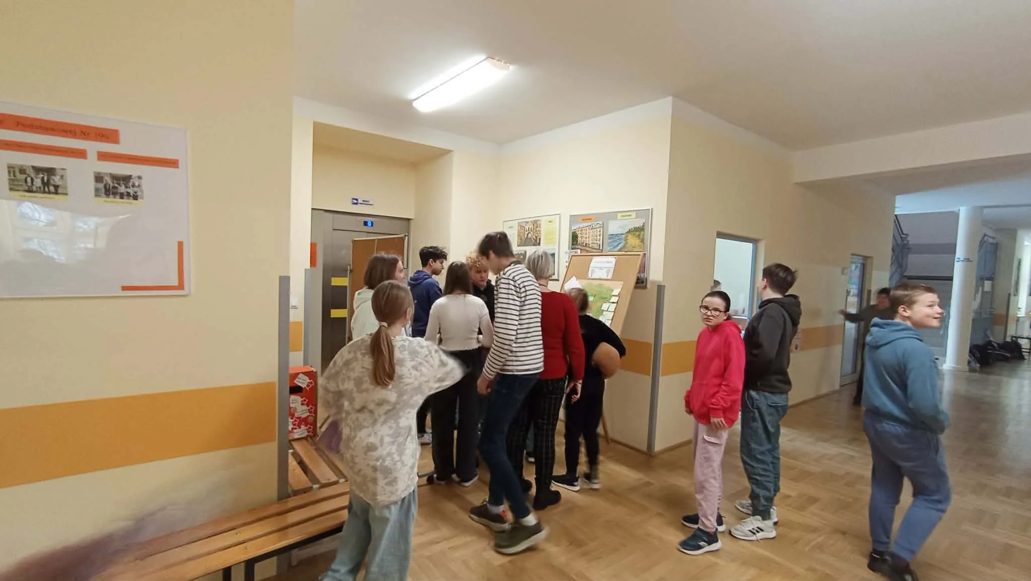 uczniowie na korytarz szkolnym w poszukiwaniu ukrytych kodów QR