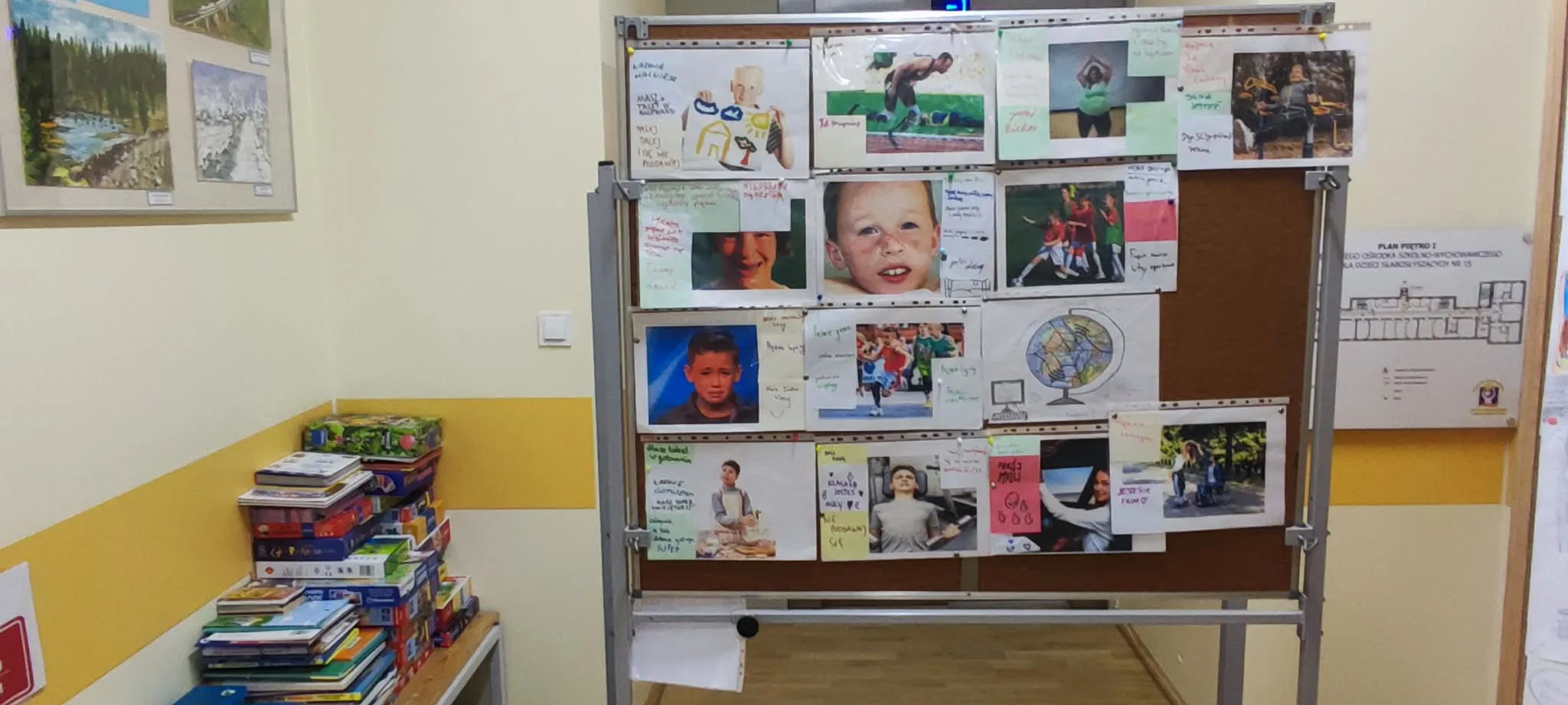 Tablica z pracami uczniów