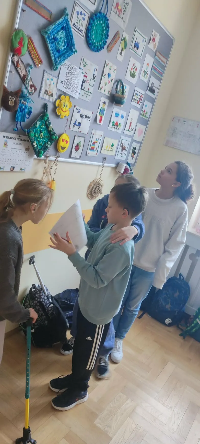 uczniowie na korytarz szkolnym w poszukiwaniu ukrytych kodów QR