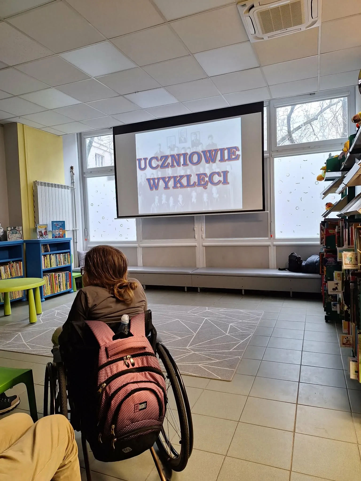 Na ekranie w szkolnej sali wyświetlony jest slajd z napisem „Uczniowie Wyklęci”, a uczniowie oglądają prezentację.