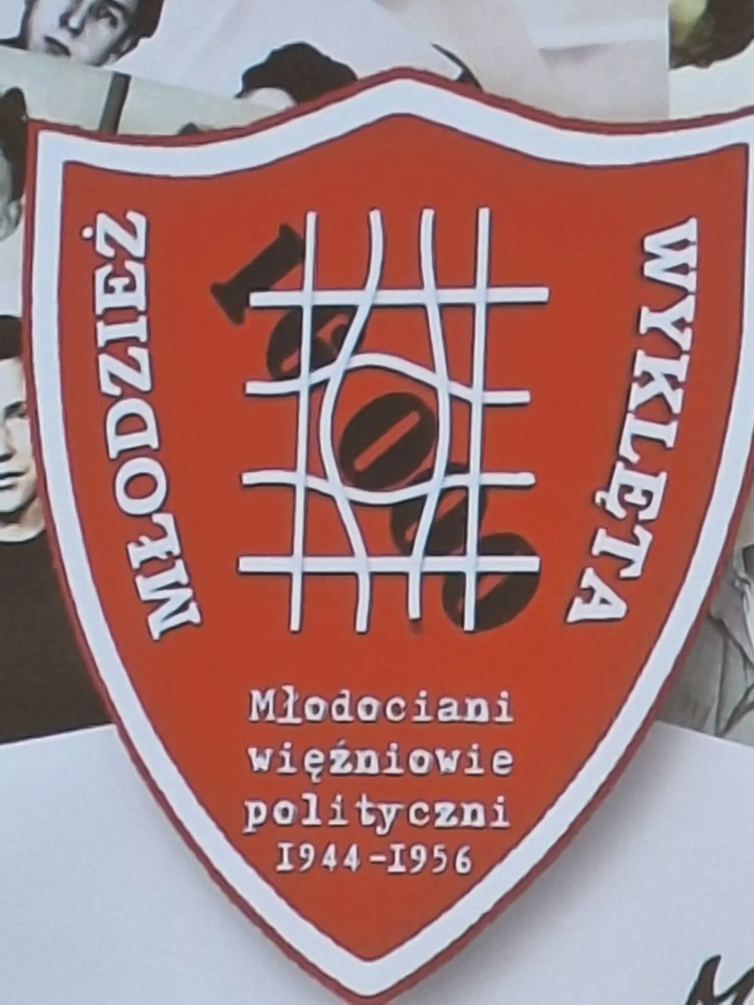 Czerwony znak z napisem „Narodowy Dzień Pamięci – Młodociani więźniowie polityczni 1944–1956”.