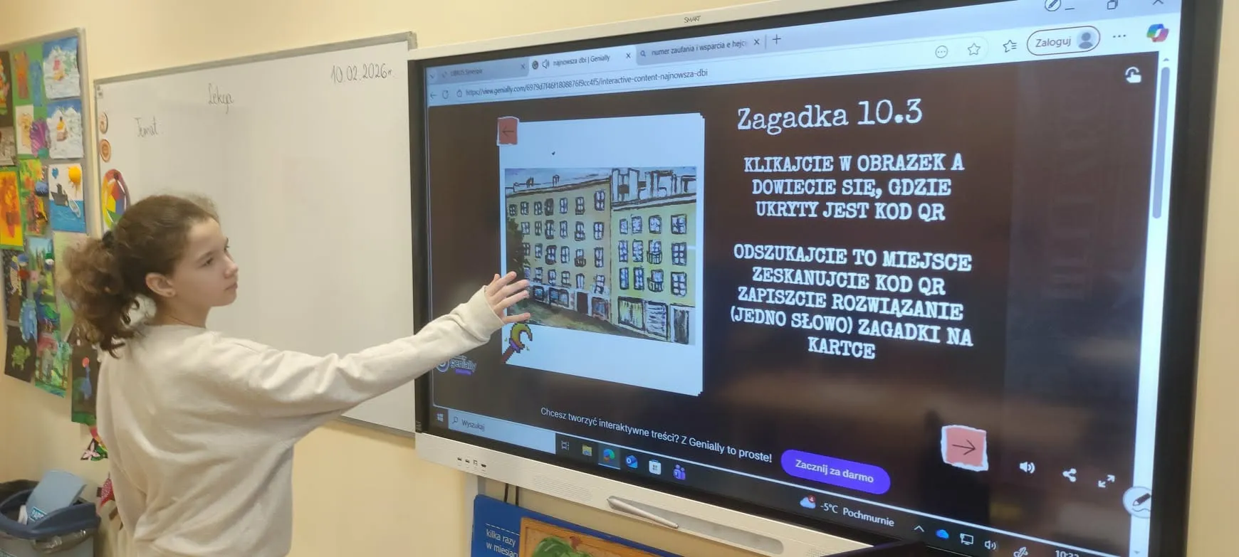 uczennica stoi przed tablicą interaktywną i rozwiązuję zadania