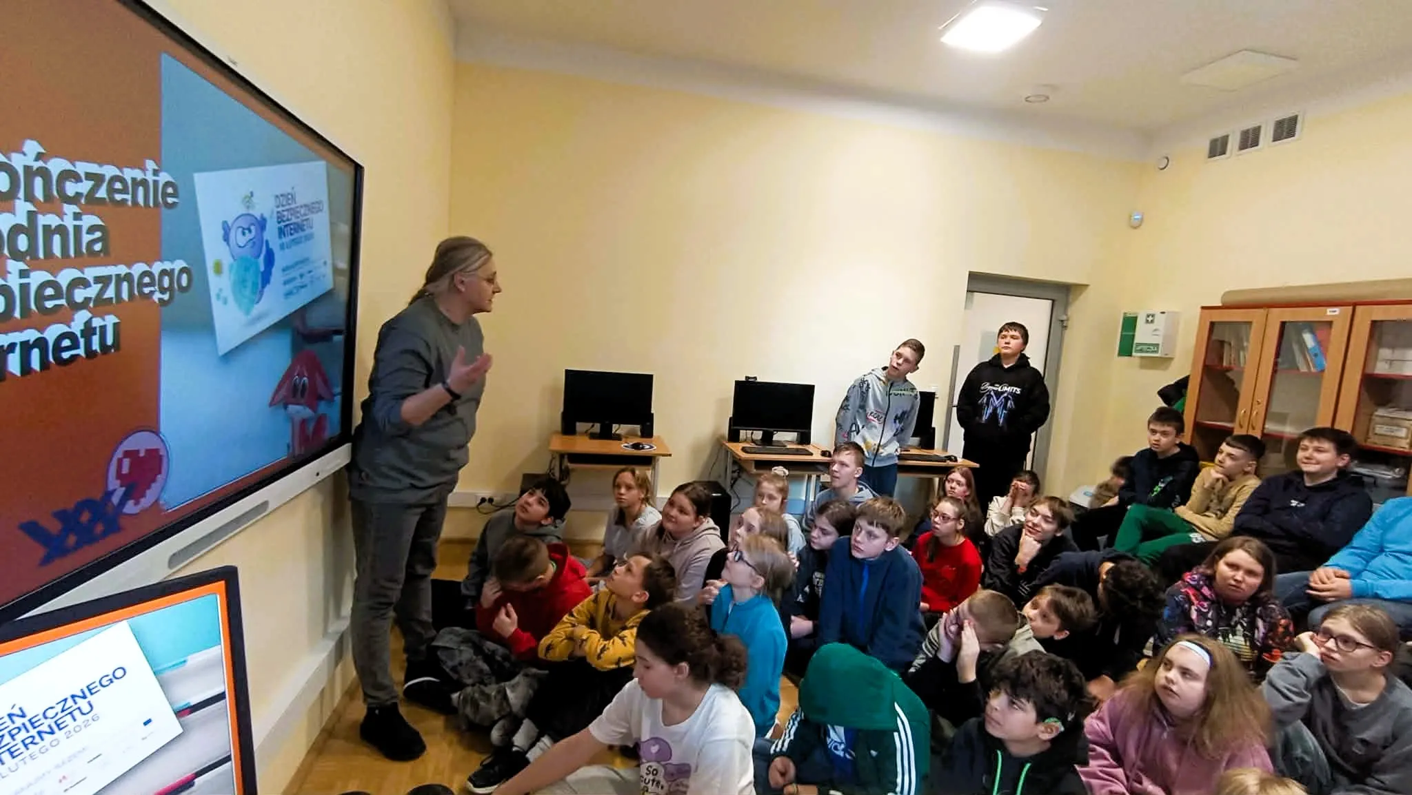 uczniowie oglądają filmiki dot. bezpieczeństwa w sieci