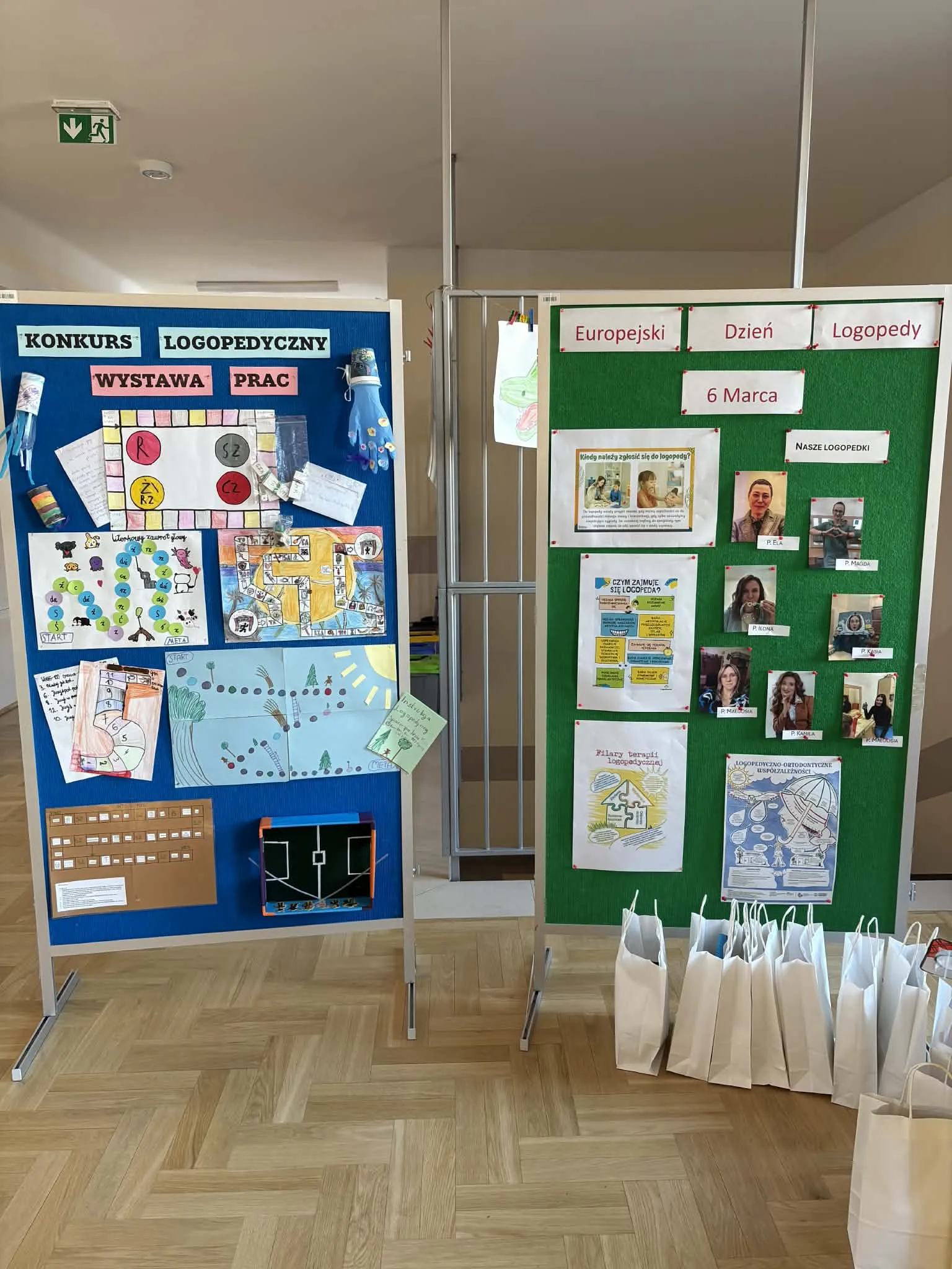 Tablice z pracami dzieci i informacjami o logopedii przygotowane na konkurs i wystawę w szkole