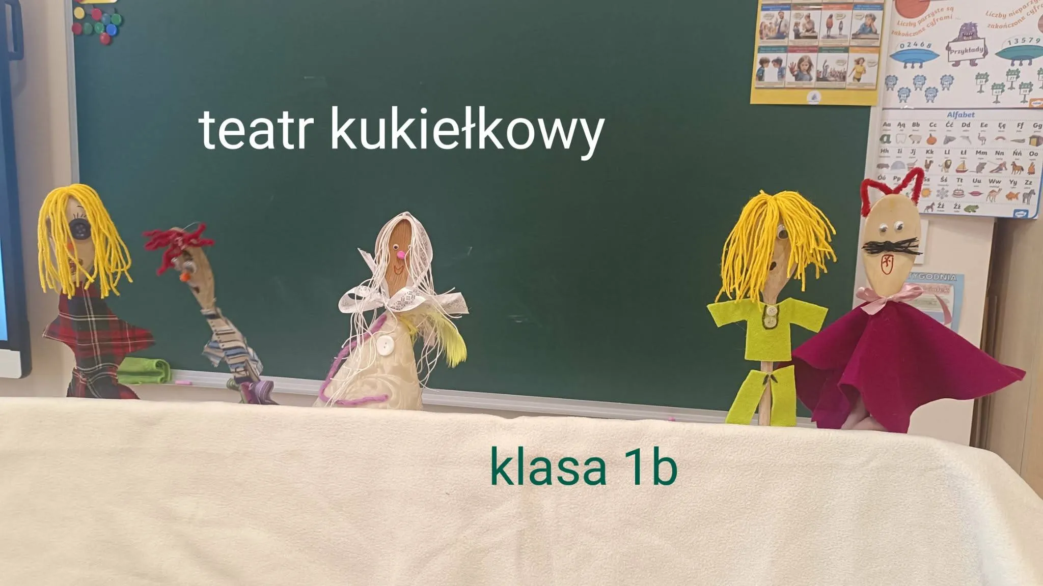 zdjęcie przedstawia kukiełki własnoręcznie wykonane przez dzieci