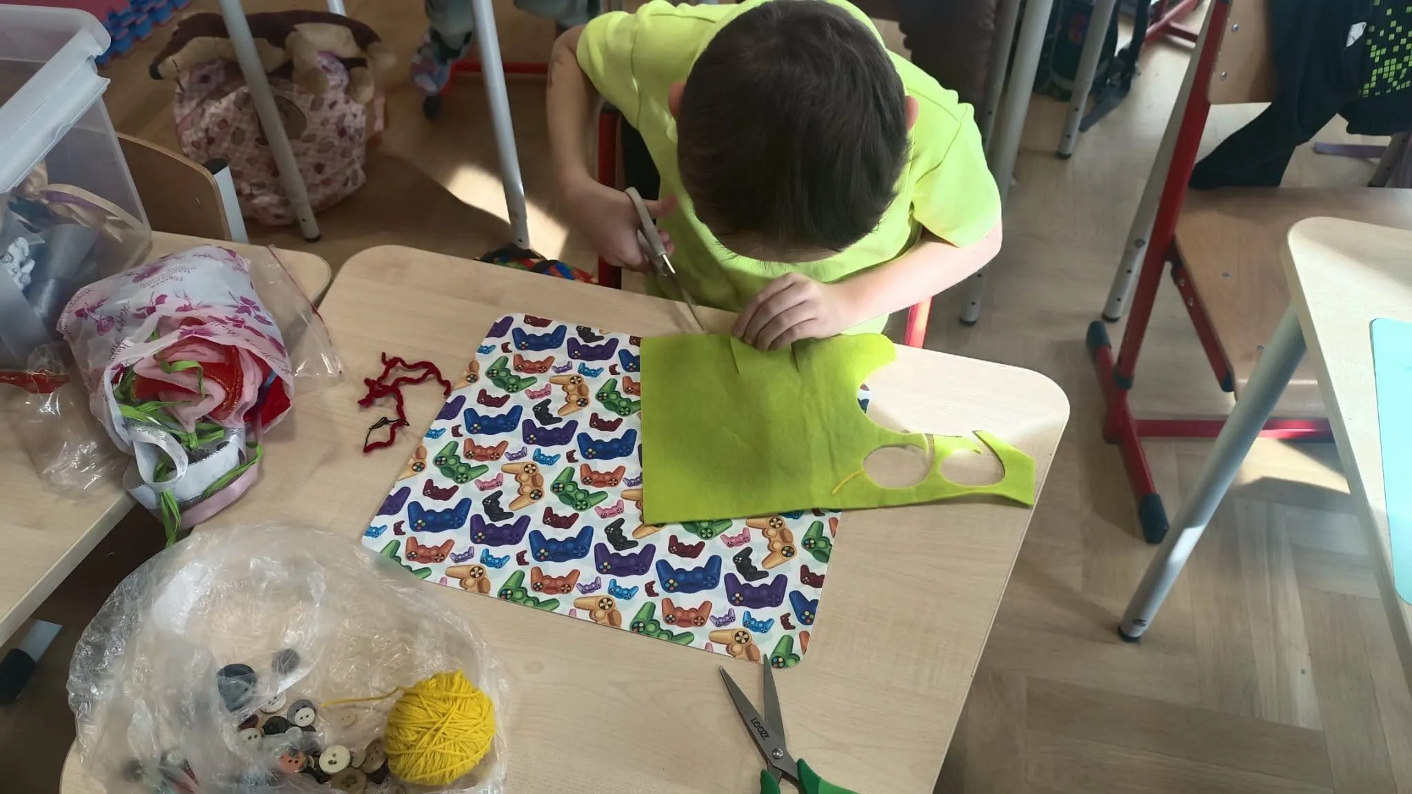 uczeń wycina kształt w materiale