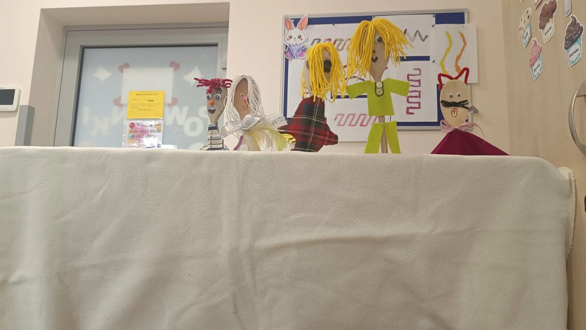 zdjęcie przedstawia   kukiełki własnoręcznie wykonane prze dzieci