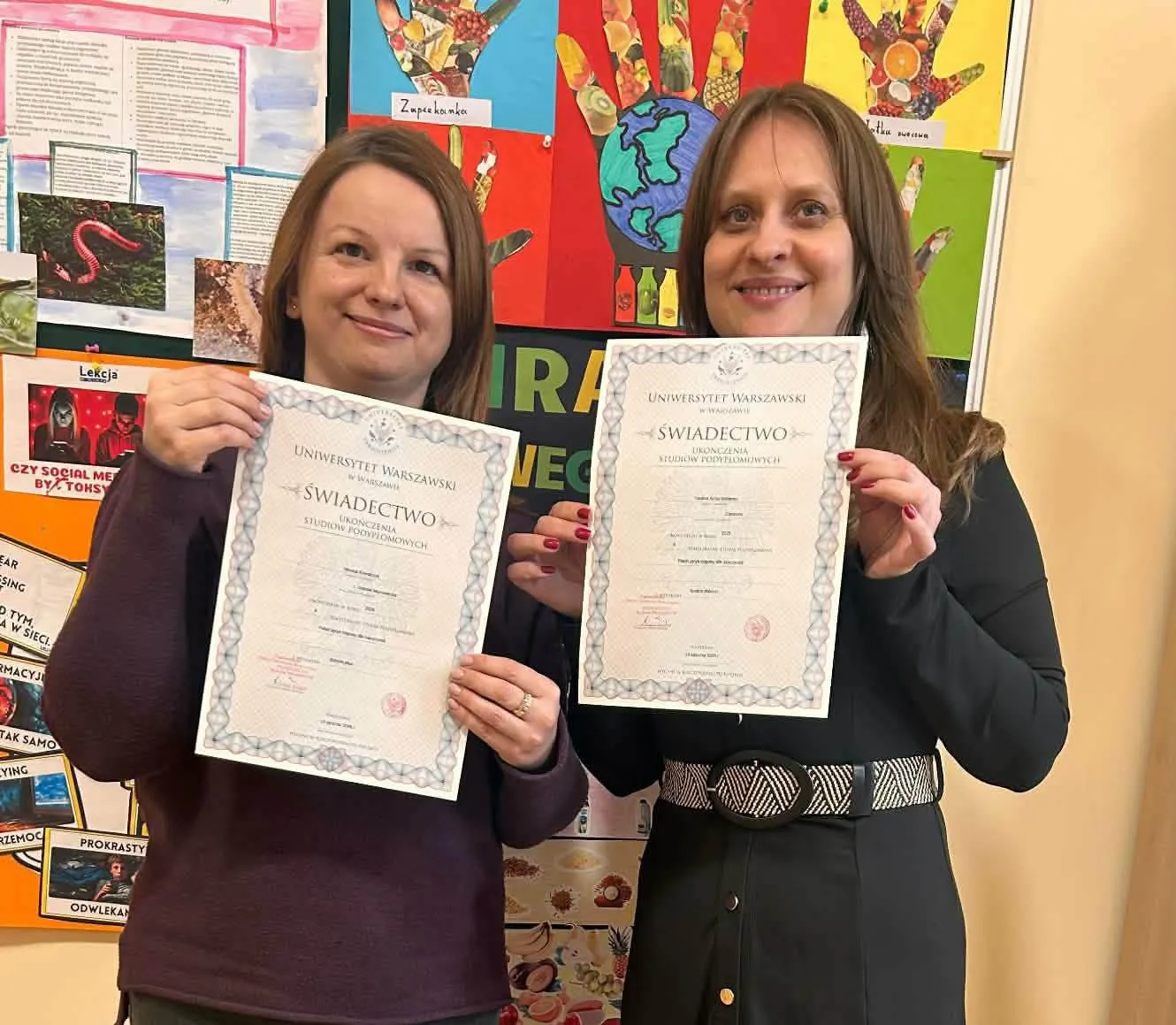 nauczycielki pozują do zdjęcia z dyplomami ukończenia studiów