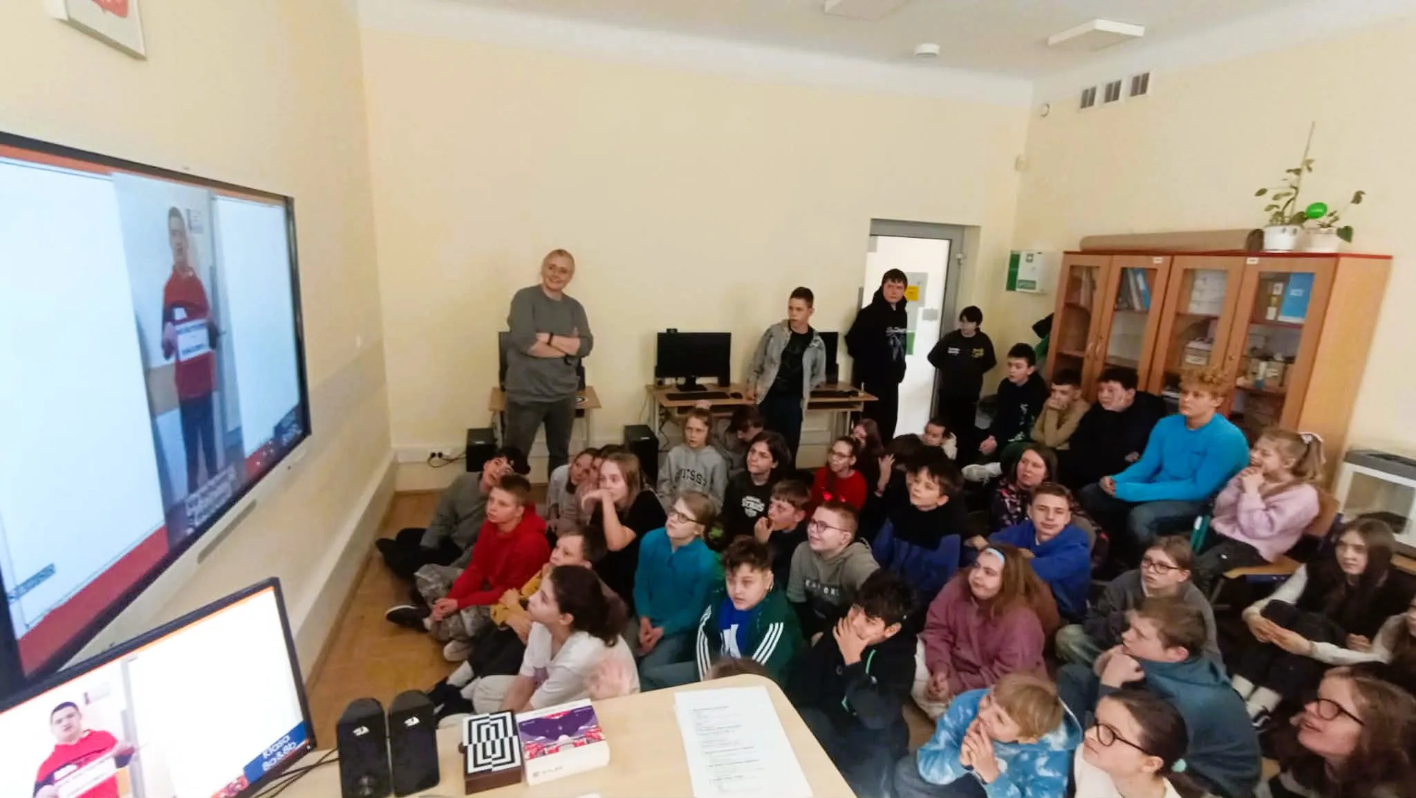 uczniowie oglądają filmiki dot. bezpieczeństwa w sieci