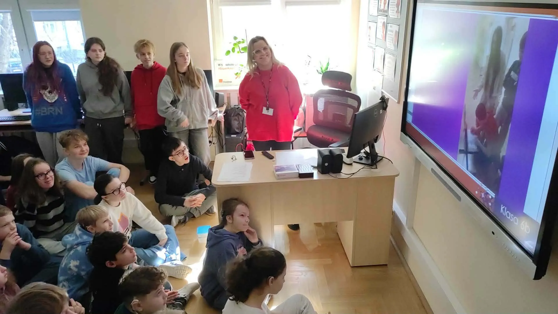 uczniowie oglądają filmiki dot. bezpieczeństwa w sieci