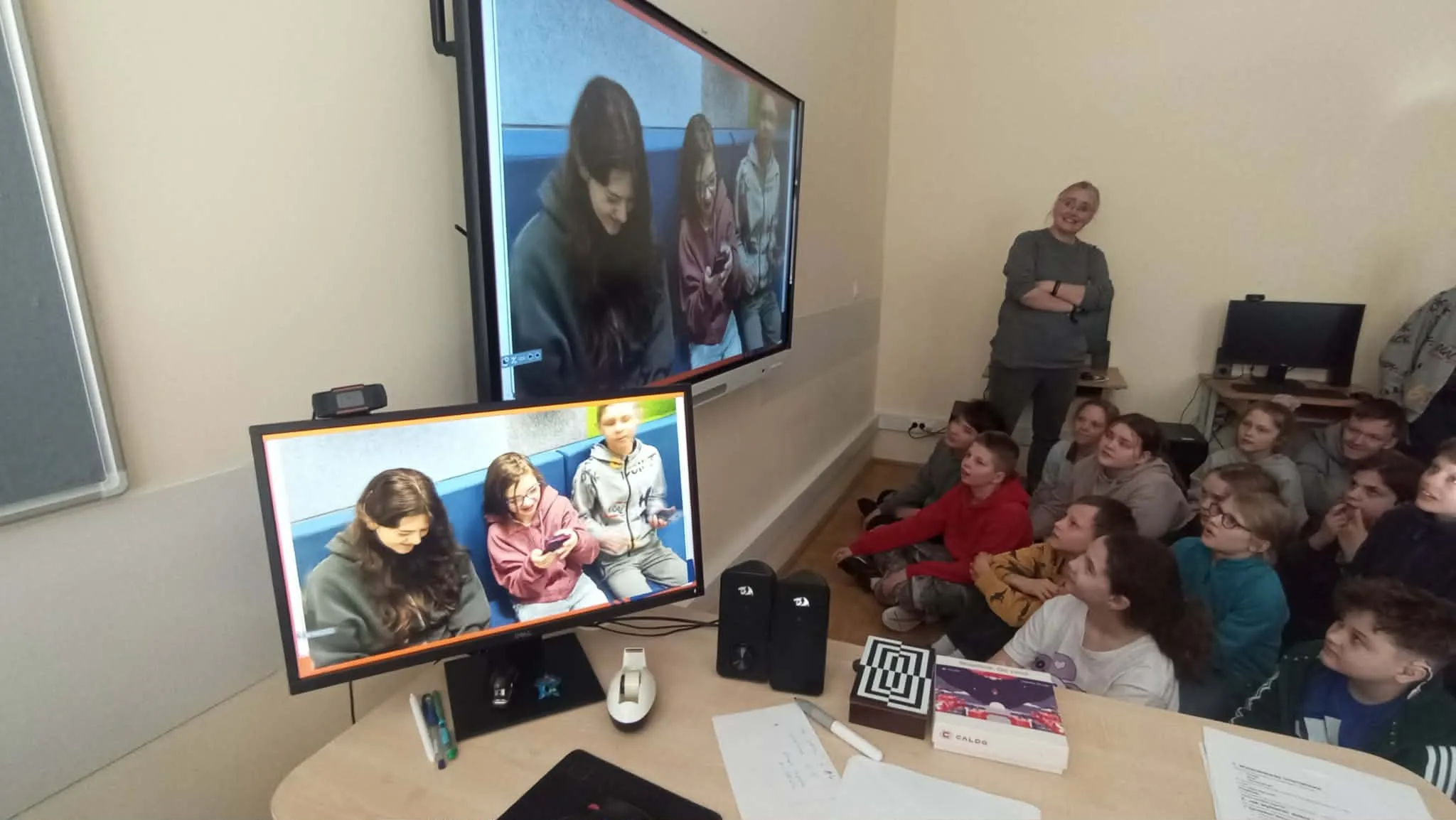 uczniowie oglądają filmiki dot. bezpieczeństwa w sieci