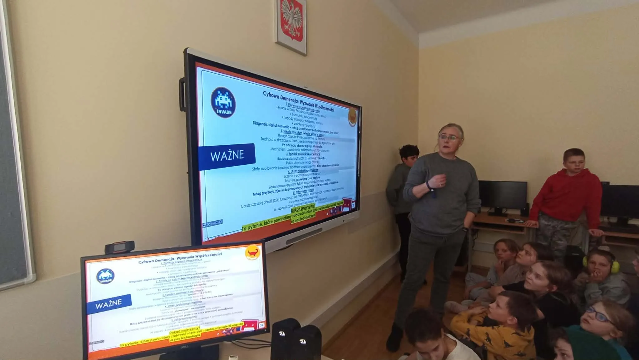 uczniowie oglądają filmiki dot. bezpieczeństwa w sieci