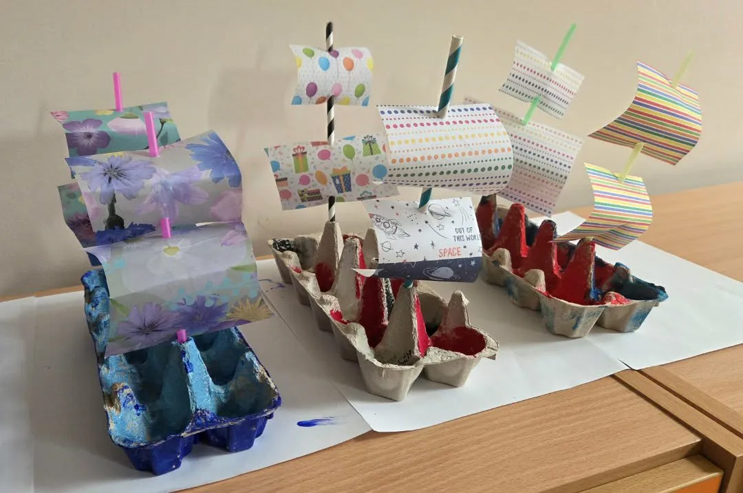 Ręcznie wykonane modele statków z papieru i wytłoczek po jajkach