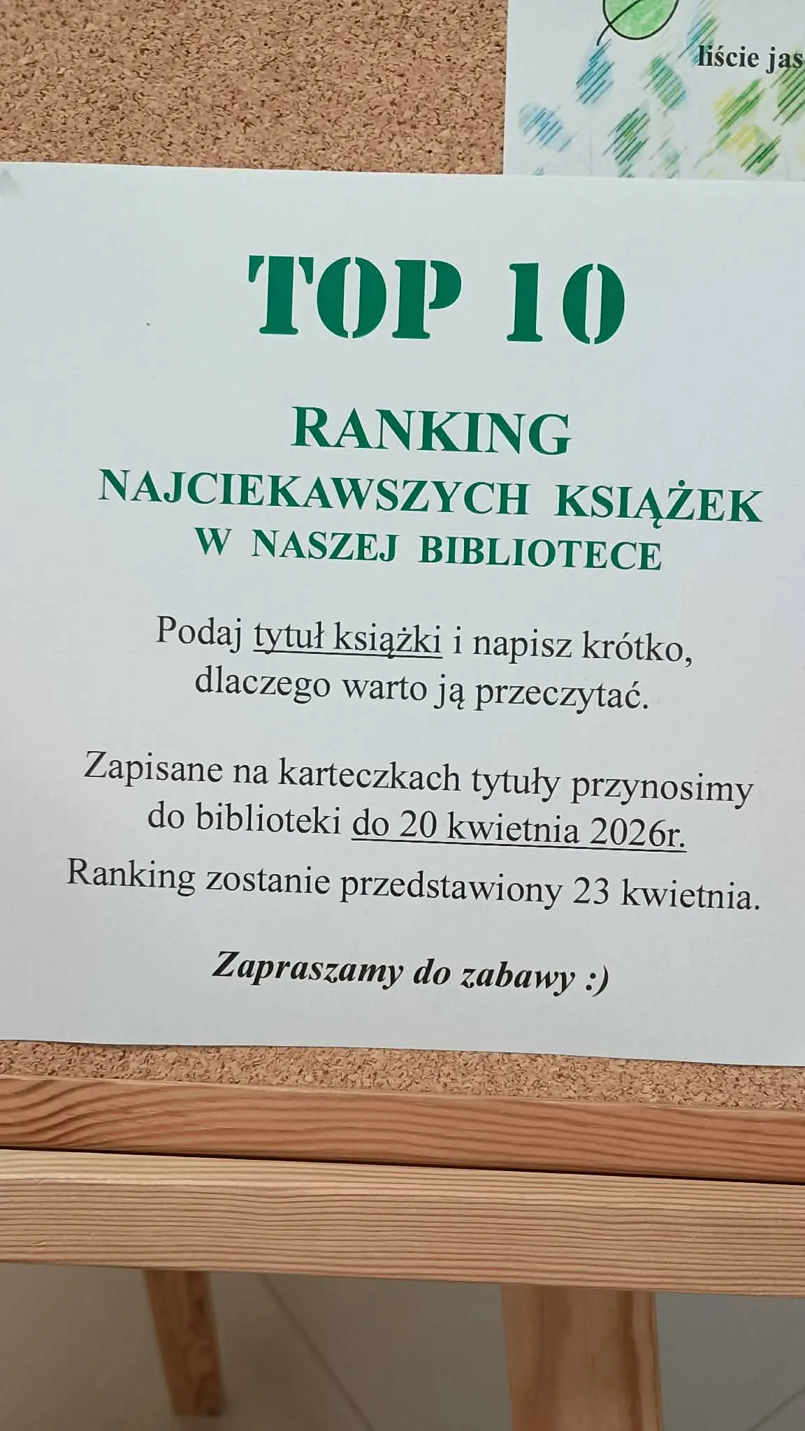 Plakat szkolny informujący o rankingu dziesięciu najciekawszych książek w bibliotece