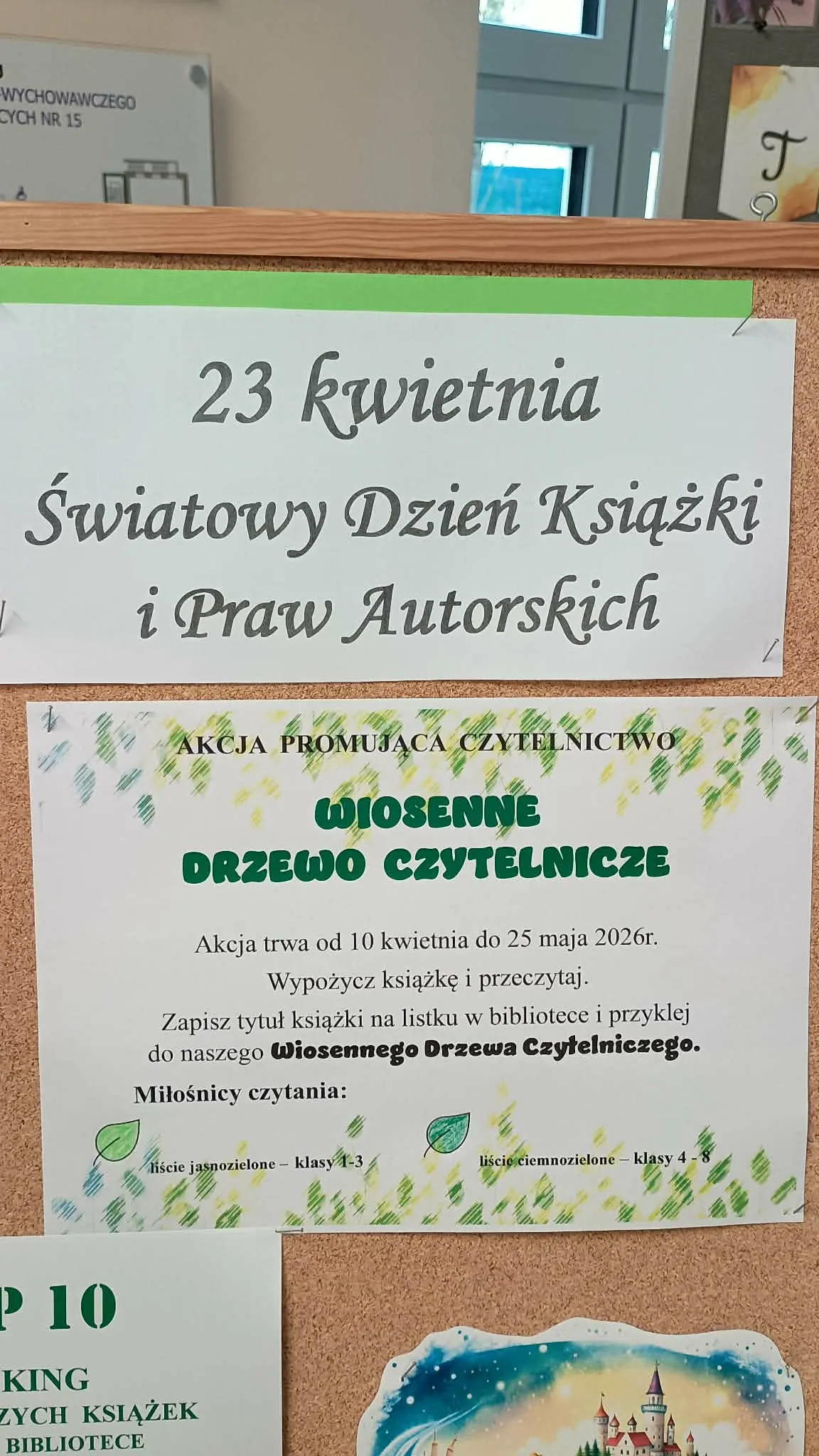 Tablica informacyjna promująca Światowy Dzień Książki i Praw Autorskich oraz akcję czytelniczą