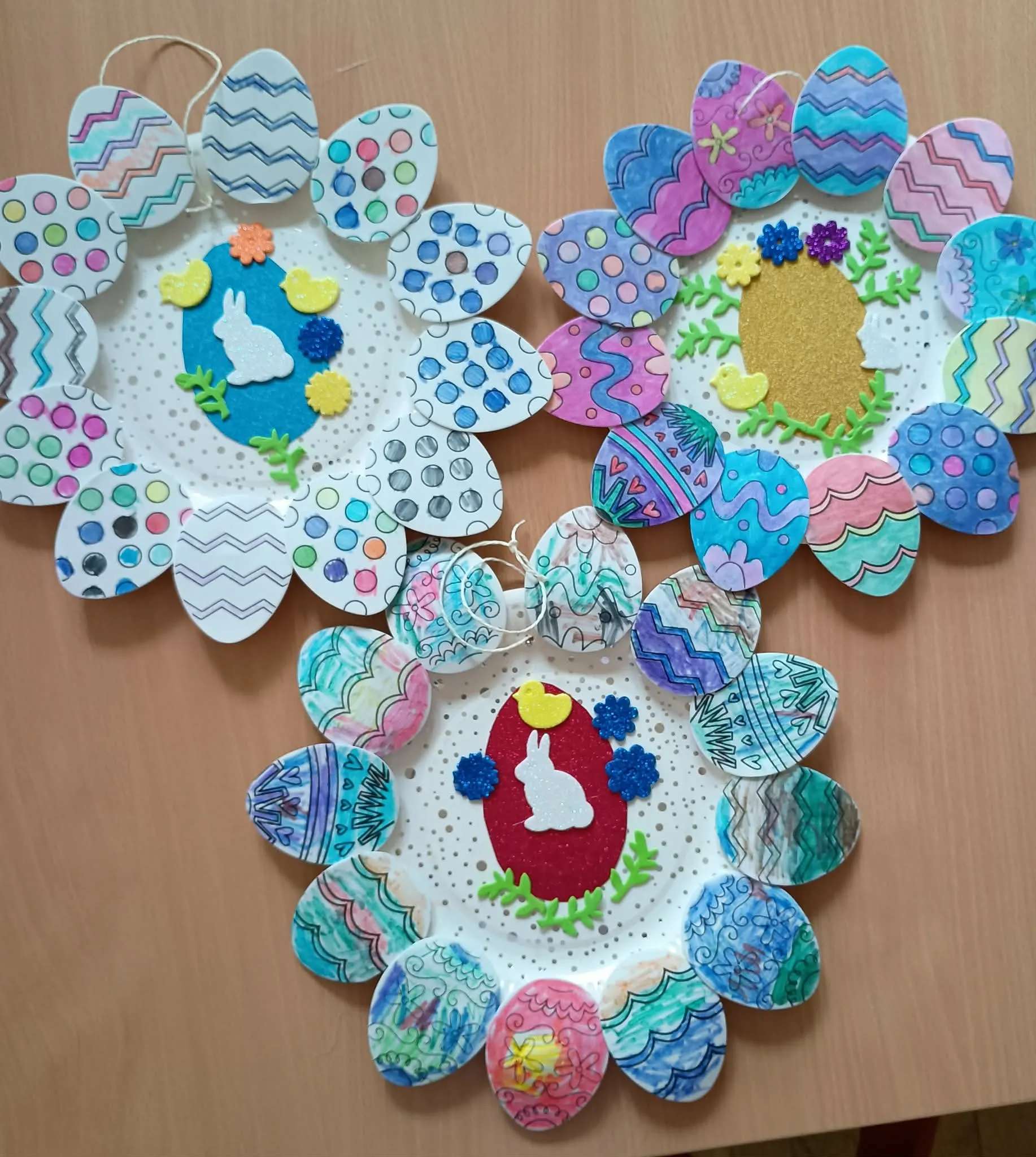 Ręcznie wykonane ozdoby wielkanocne z motywem pisanek i króliczka