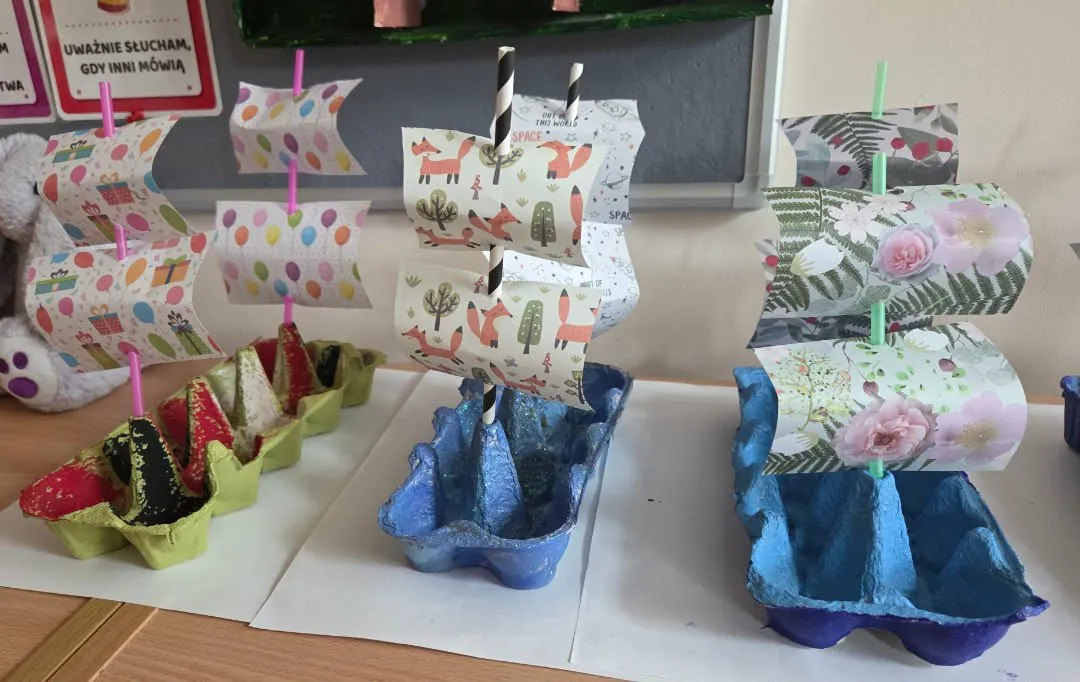 Kolorowe statki wykonane z wytłoczek po jajkach i papieru