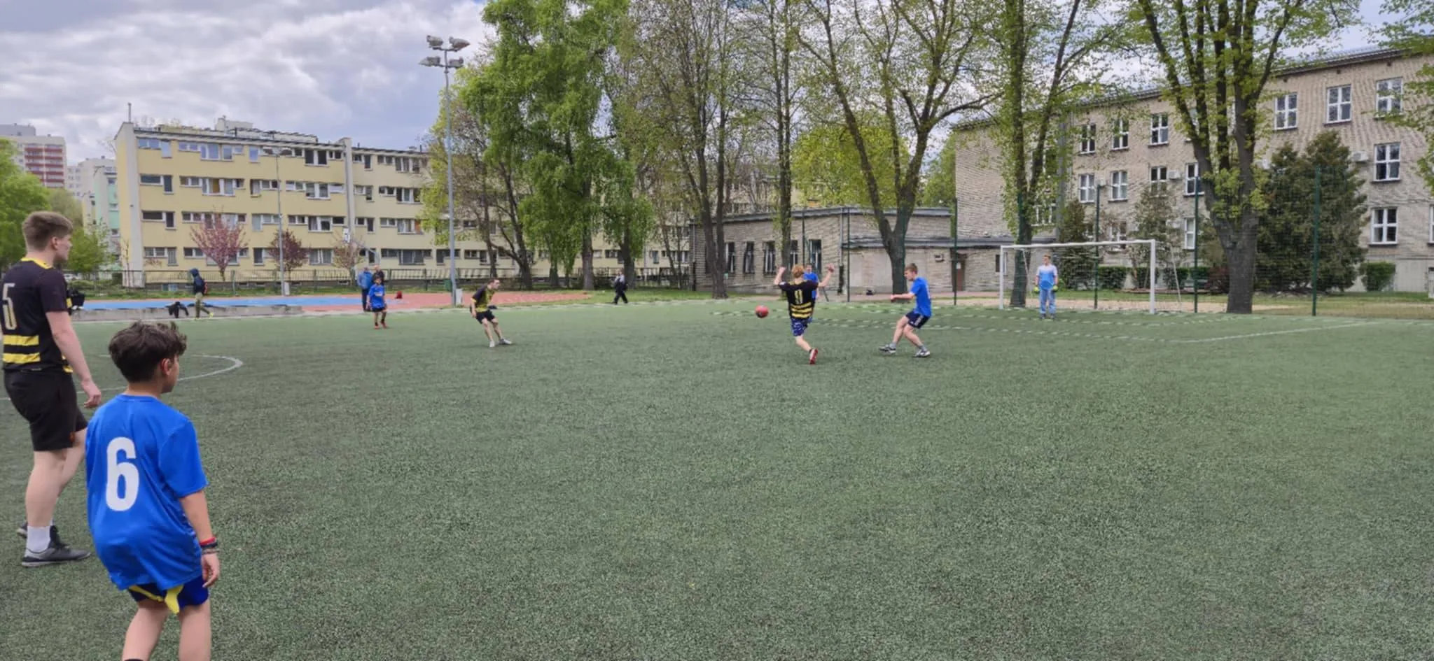 zdjęcie z meczu piłki nożnej z reprezentacją naszej szkoły