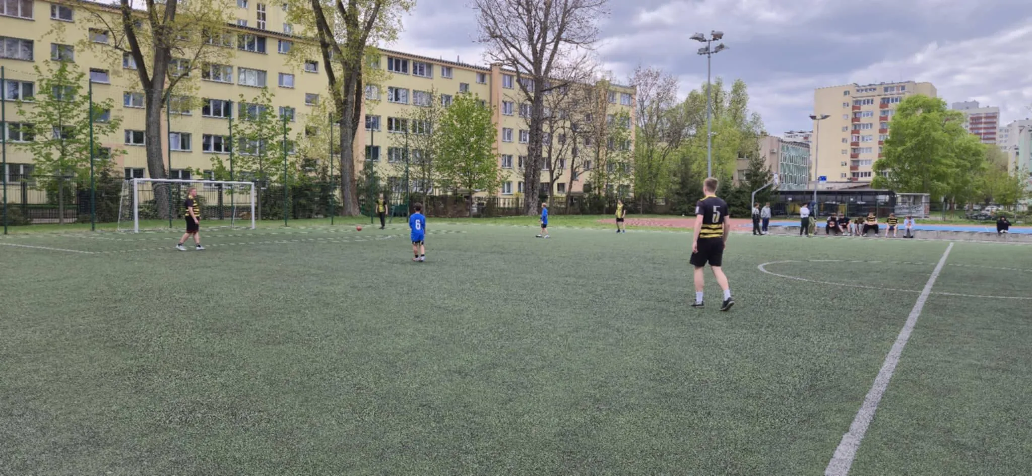 zdjęcie z meczu piłki nożnej z reprezentacją naszej szkoły