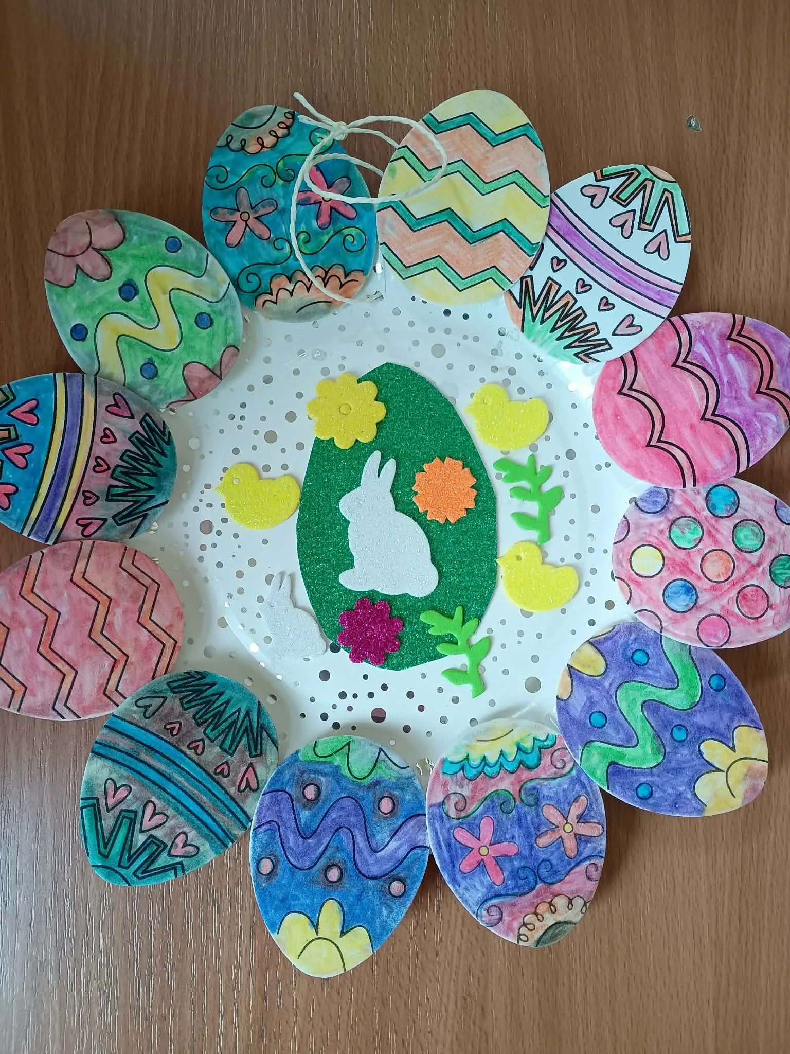 Wielkanocna dekoracja z króliczkiem i kolorowymi pisankami wykonana przez ucznia