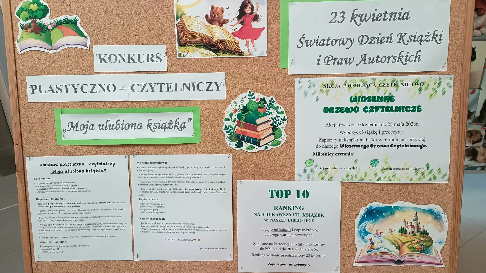 Tablica szkolna z informacjami o konkursie plastyczno-czytelniczym i akcjach promujących czytanie