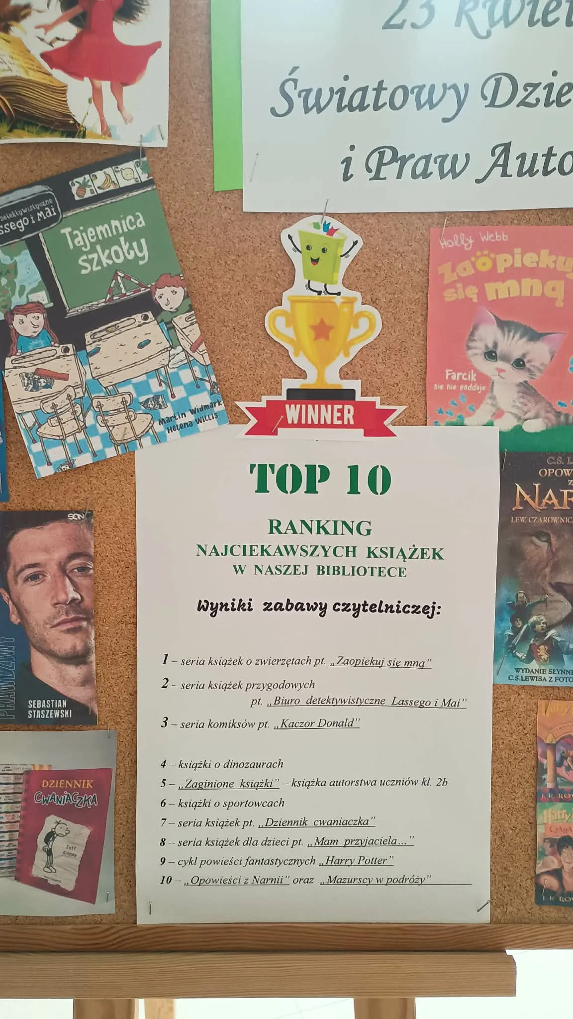 Gazetka szkolna prezentująca ranking najciekawszych książek w bibliotece oraz okładki popularnych tytułów.