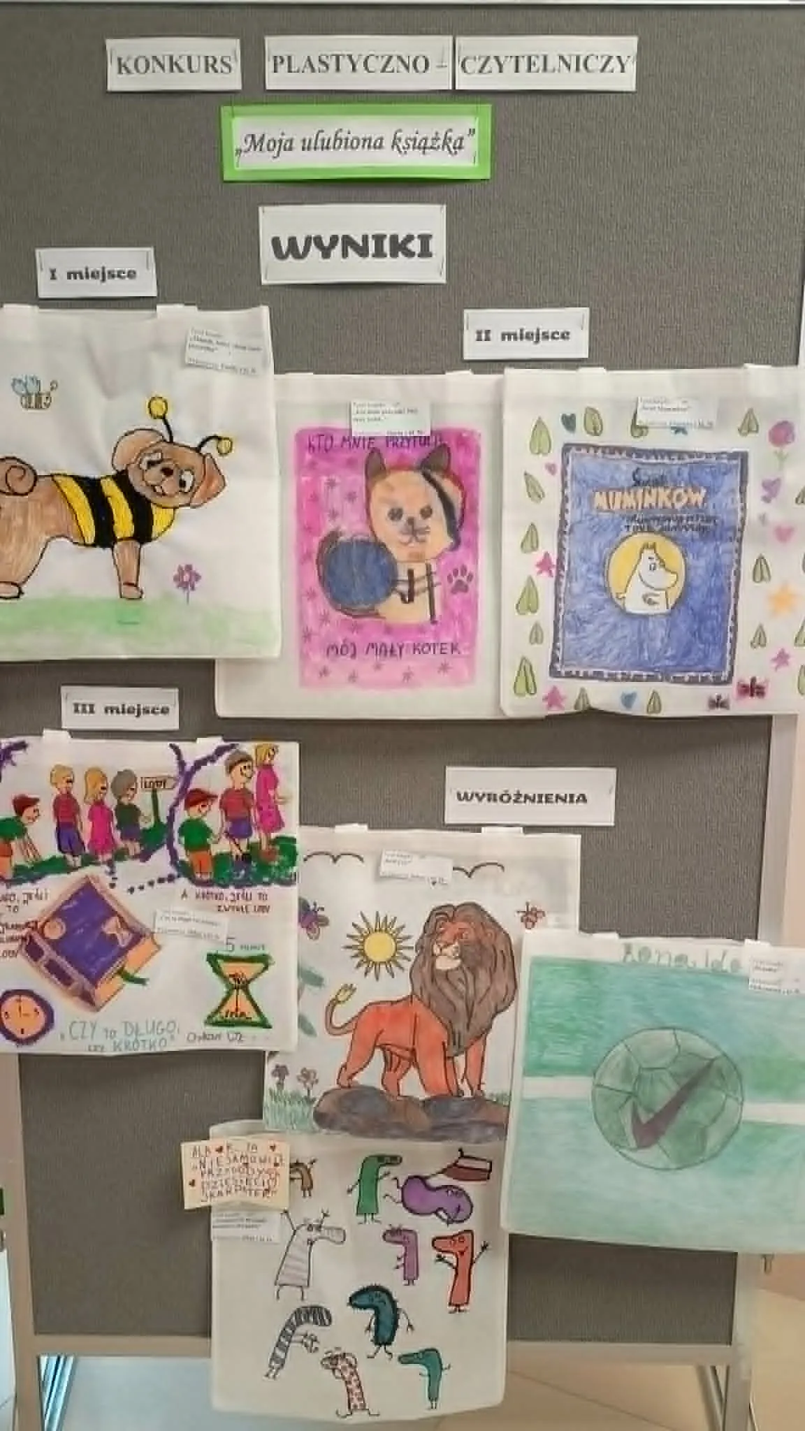 Tablica z nagrodzonymi pracami uczniów wykonanymi w ramach konkursu „Moja ulubiona książka”.