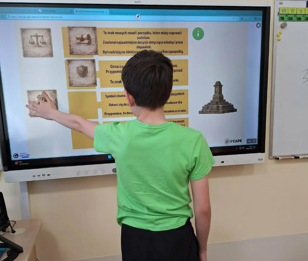 Uczeń korzysta z tablicy interaktywnej, dopasowując informacje historyczne podczas zajęć edukacyjnych.