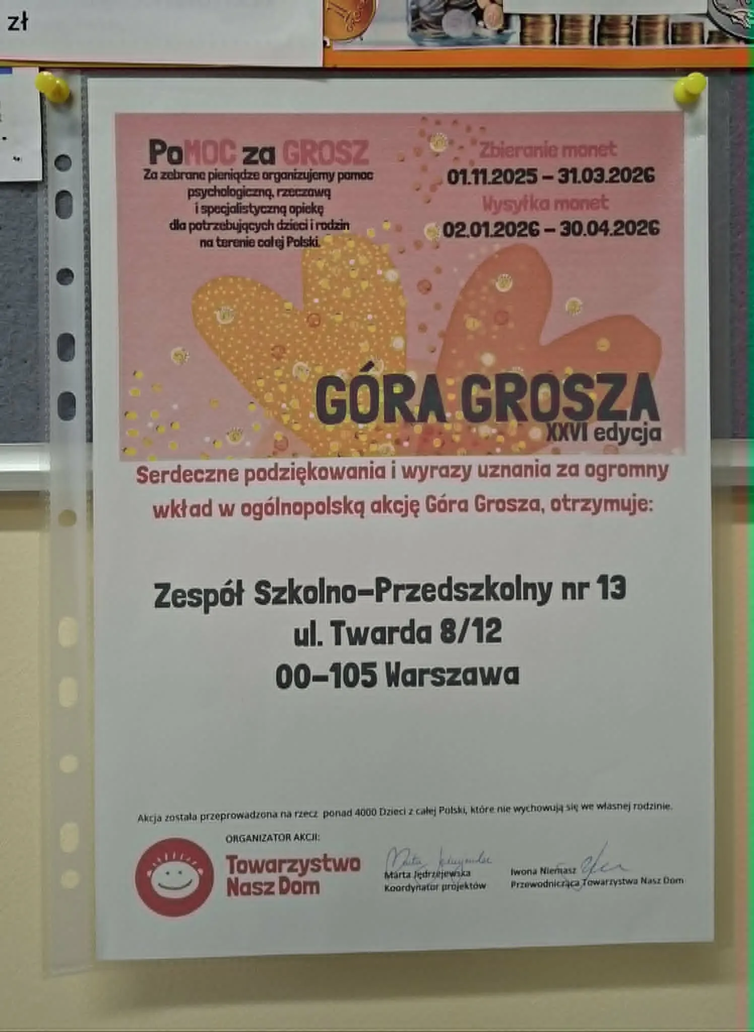 Dyplom z podziękowaniem dla szkoły za udział w ogólnopolskiej akcji charytatywnej Góra Grosza wywieszony na tablicy.