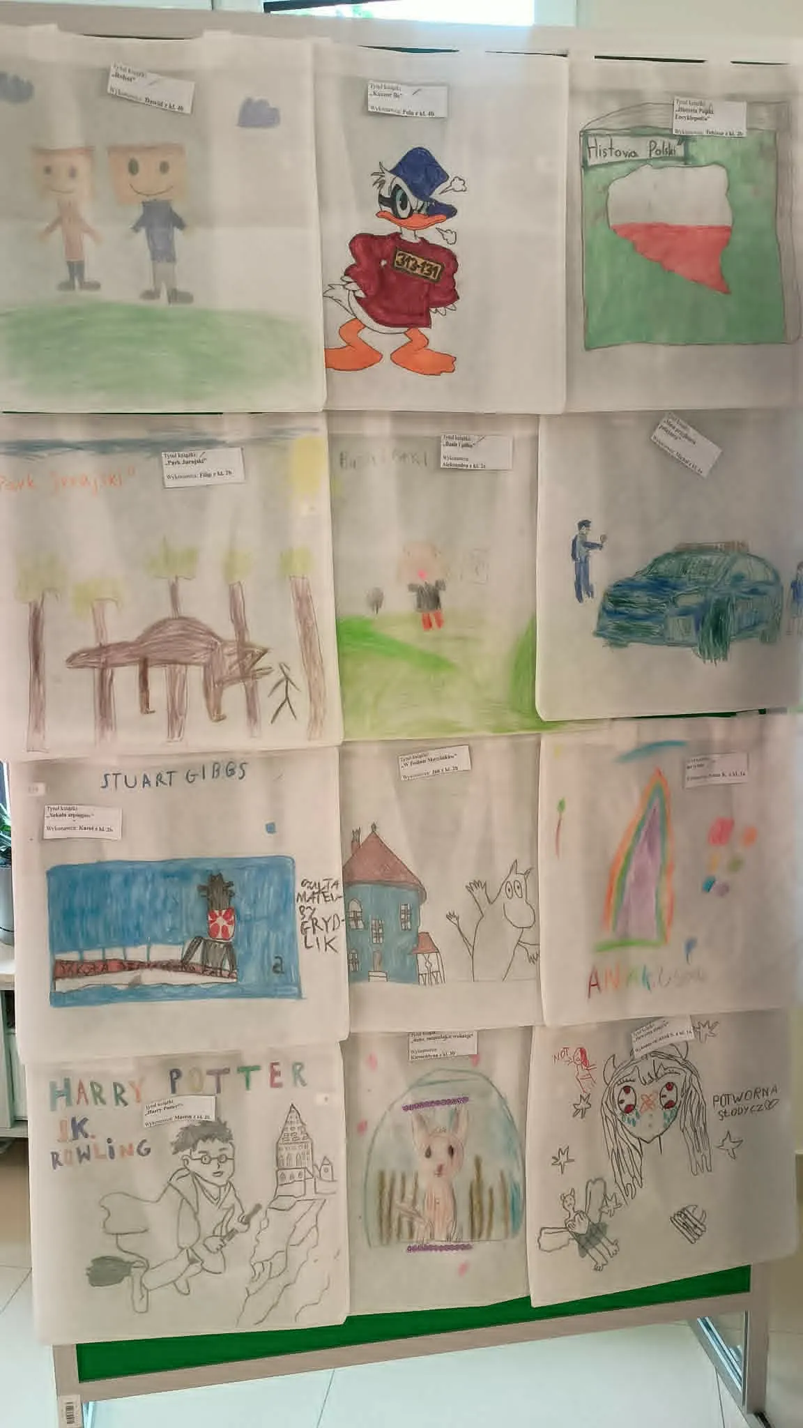 ystawa dziecięcych rysunków przedstawiających ulubione książki, bohaterów literackich i własne ilustracje.
