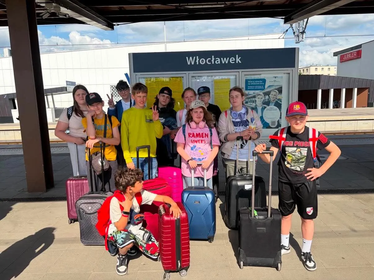 Zdjęcie grupowe uczniów na peronie dworca we Włocławku