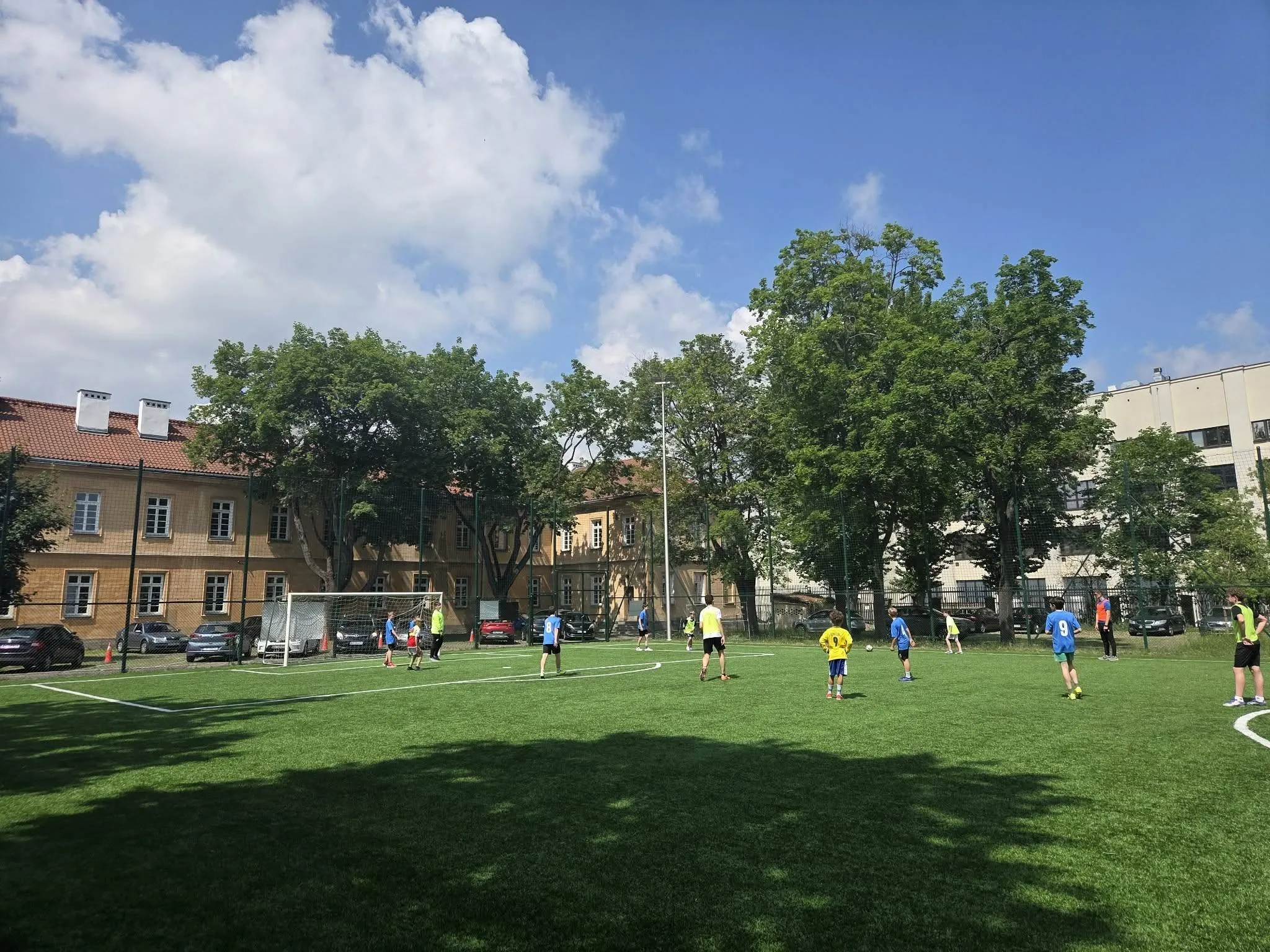 uczniowie rozgrywający mecz piłki nożnej