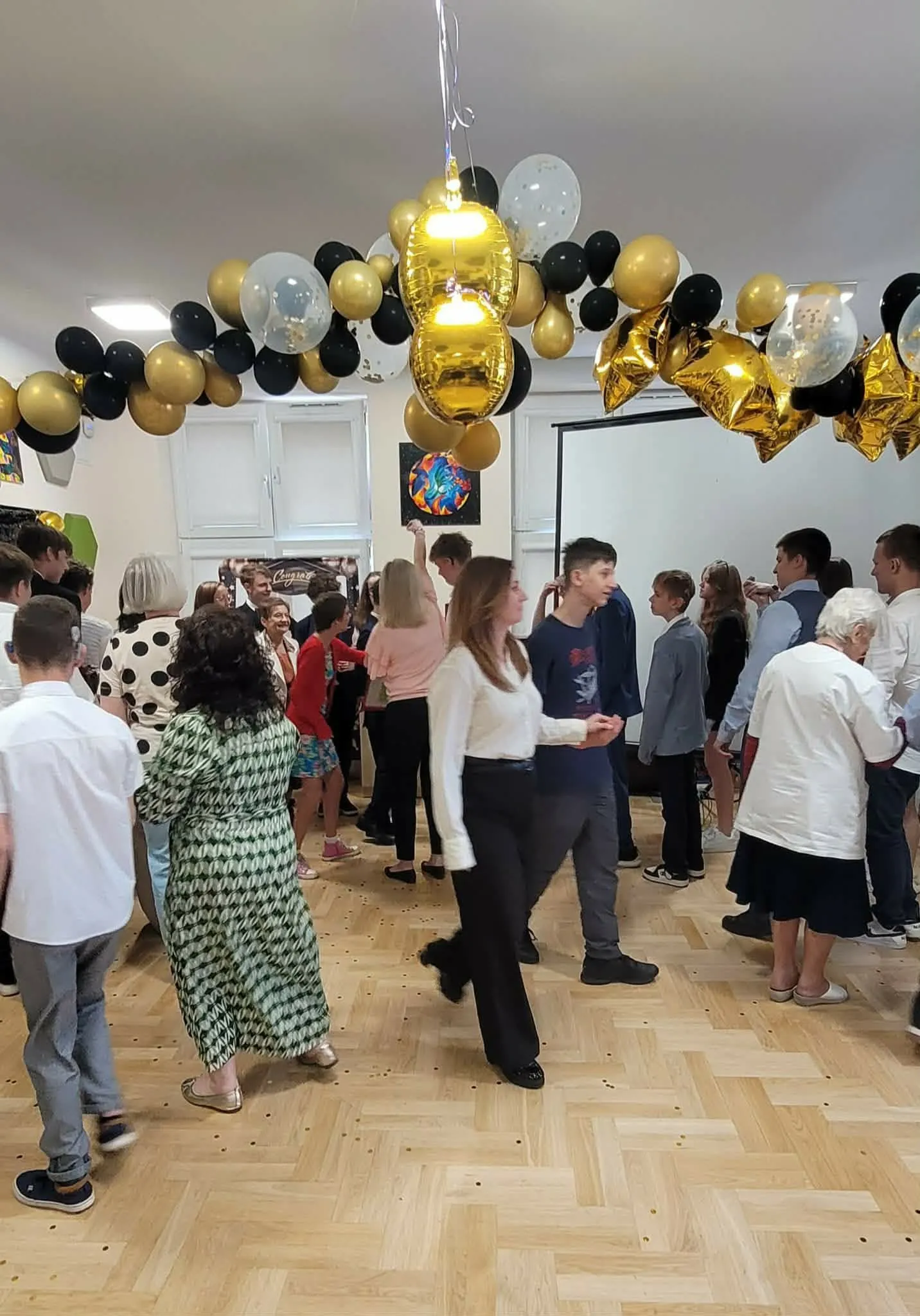 bal ósmoklasisty - uczniowie tańczą z nauczycielami poloneza