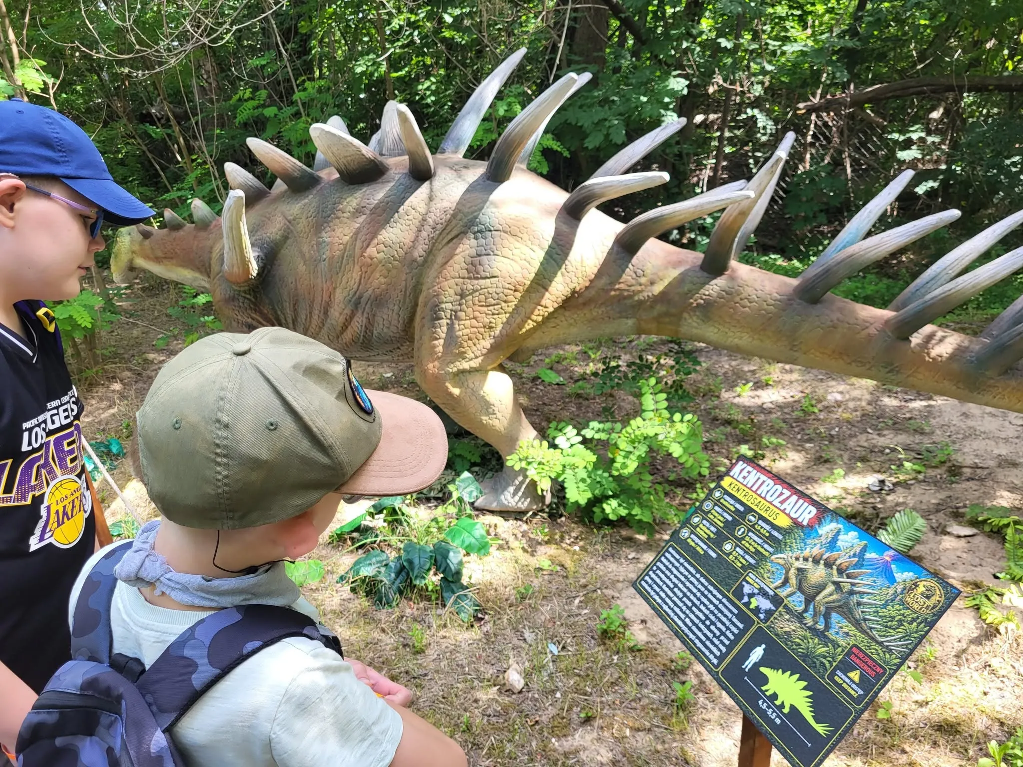 uczniowie podczas wycieczki w parku dinozaurów