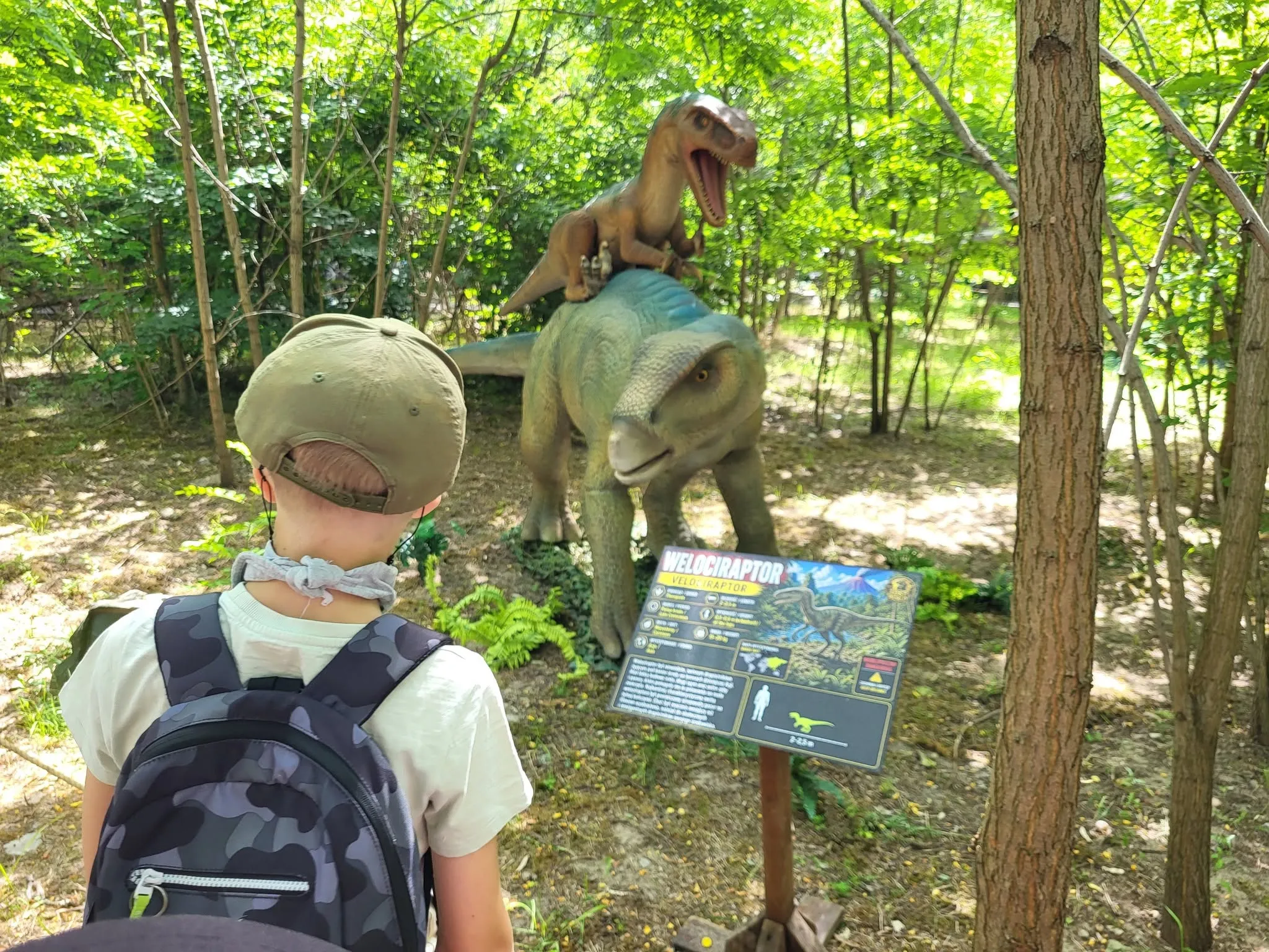 uczniowie podczas wycieczki w parku dinozaurów