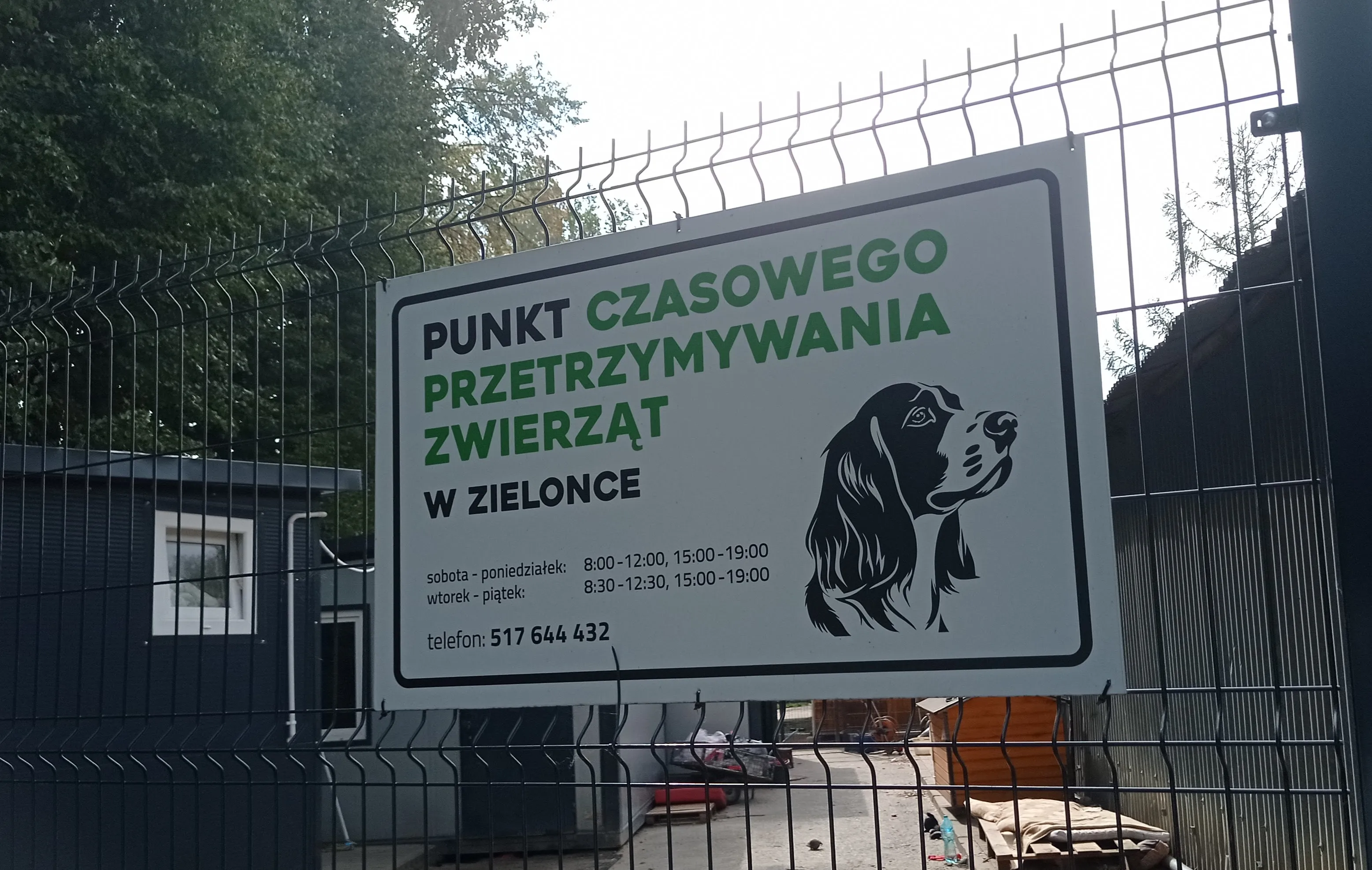 Tablica informacyjna Punktu Czasowego Przetrzymywania Zwierząt w Zielonce, umieszczona na ogrodzeniu obiektu