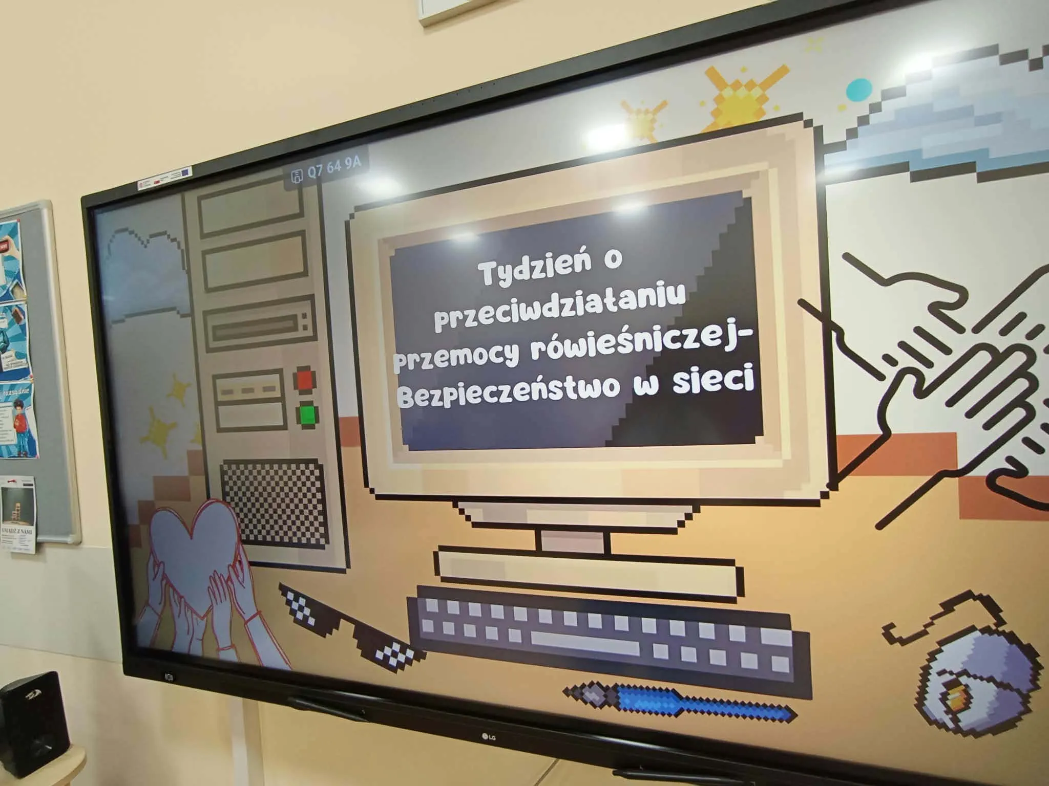Prezentacja multimedialna rozpoczynająca zajęcia poświęcone przeciwdziałaniu przemocy rówieśniczej oraz zasadom bezpiecznego korzystania z internetu.