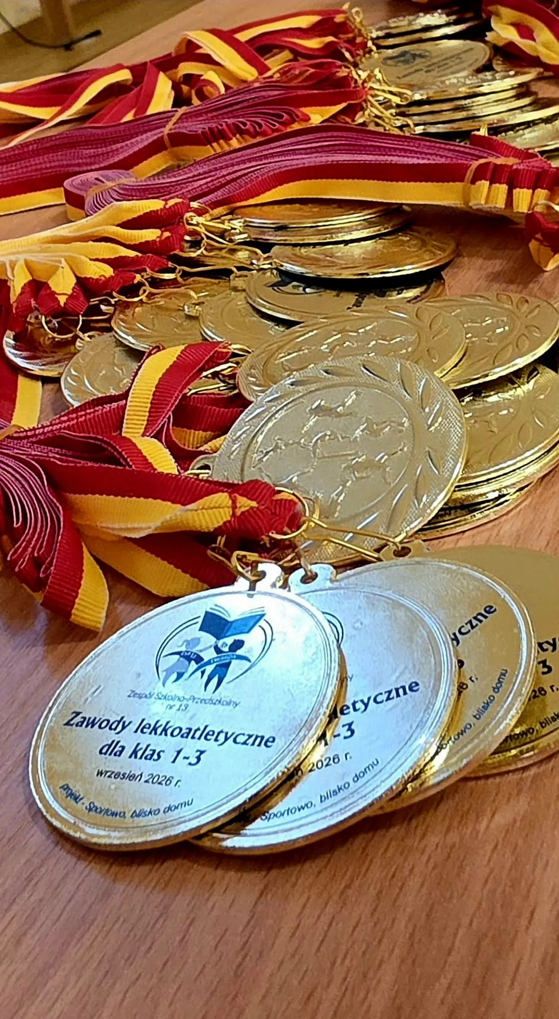 Medale przygotowane dla uczestników zawodów lekkoatletycznych dla klas 1–3 w ramach projektu „Sportowo, blisko domu”.