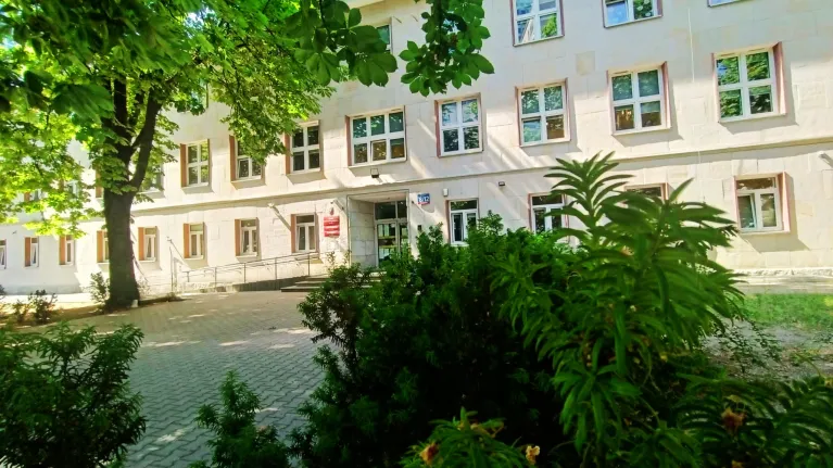 zdjęcie frontu szkoły