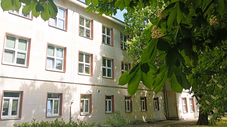 zdjęcie frontu szkoły wiosną